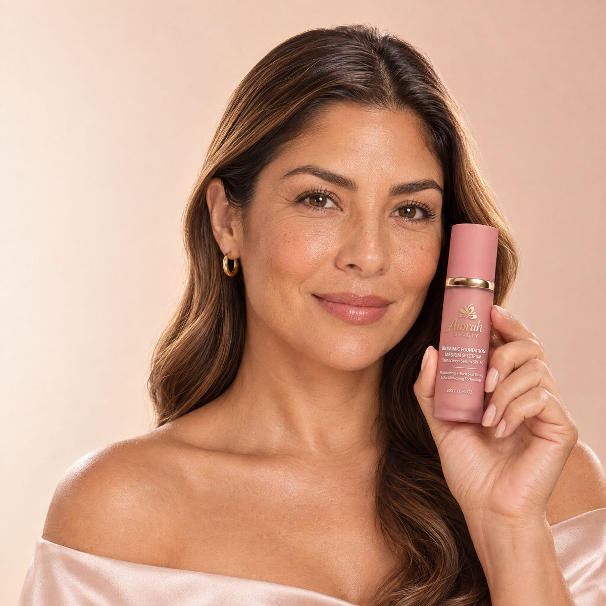 Mujer mexicana de unos 40 años con la base 4 en 1 de Alorah Beauty junto a su mejilla, ya fundida en su tono de piel
