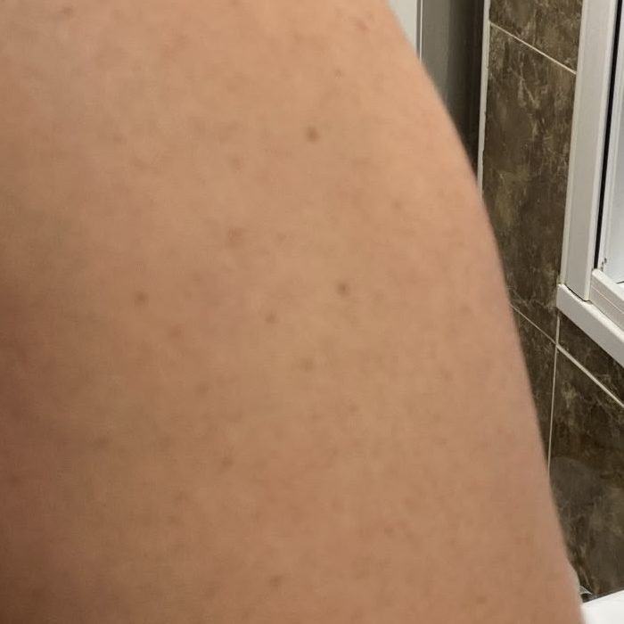 El brazo de la clienta con la base ya extendida y fundida, del color de su piel