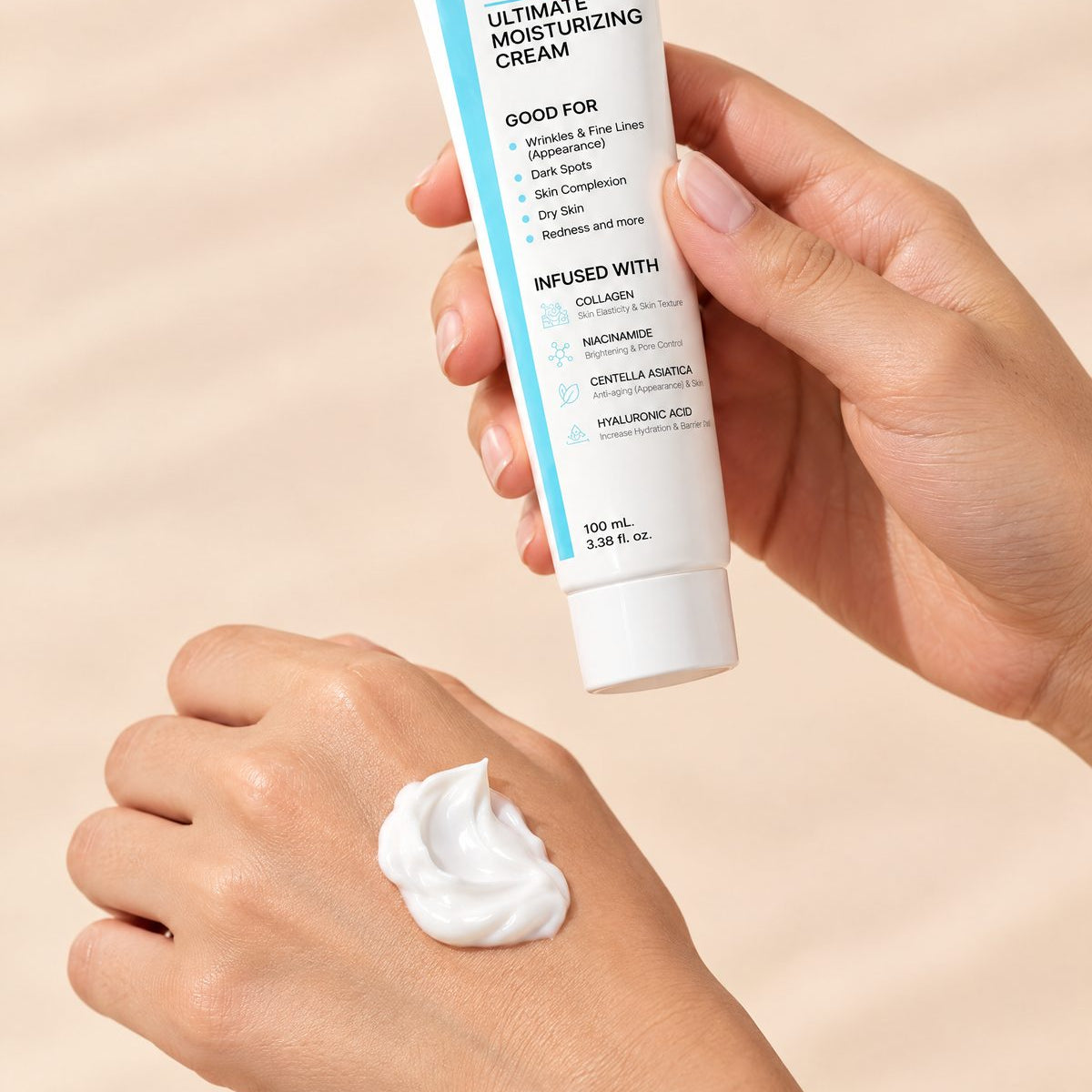 Mano con una porción de crema facial coreana junto al tubo