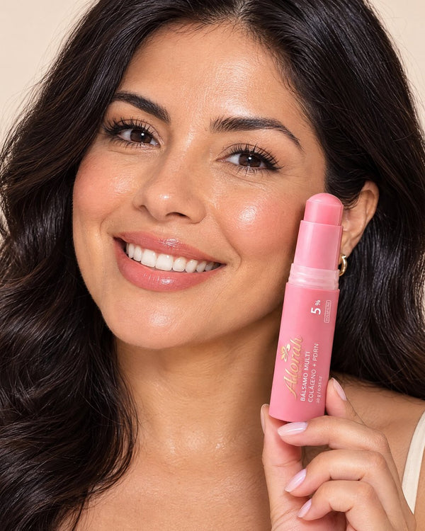 Mujer con el stick Alorah Beauty y piel luminosa